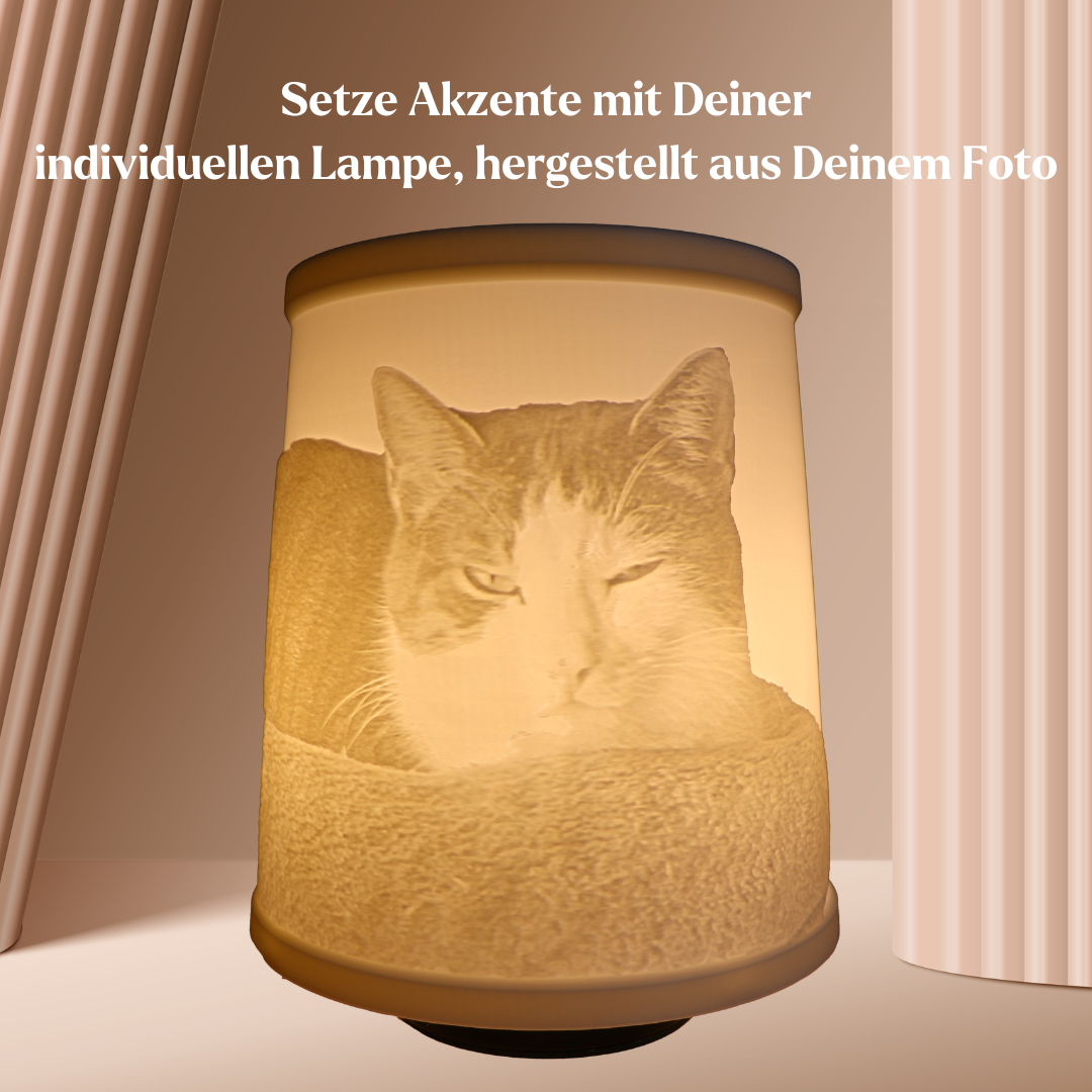 PawLite LED-Gedenklicht für Haustiere mit Pfotenmotiv und Namen – beleuchtete Vorderansicht